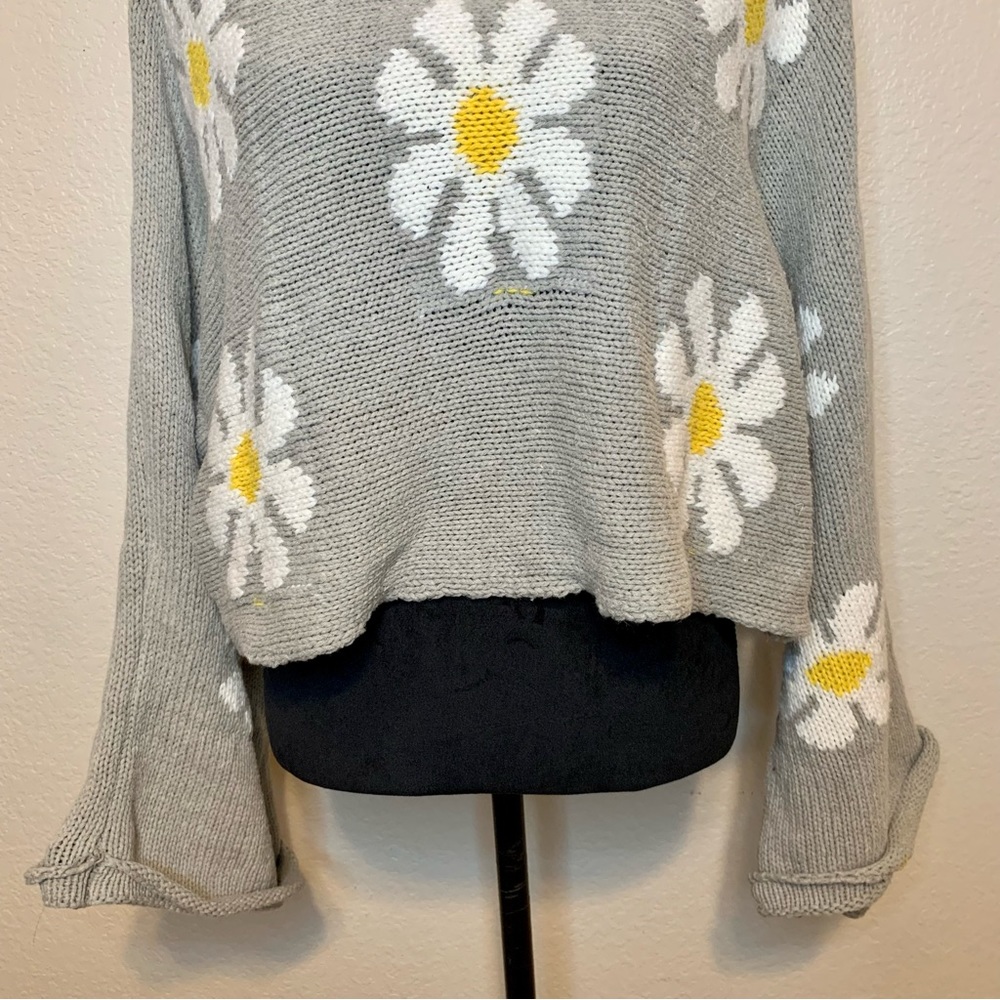 Storia Daisy Girl Cropped Sweater Bell Sleeves Gray White Yellow Size Medium - Picture 6 of 16